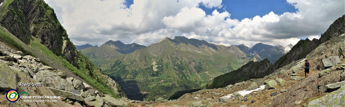 68 Bella vista panoramica sulle montagne dirimpettaie fino al Pizzo del Diavolo a DX.jpg